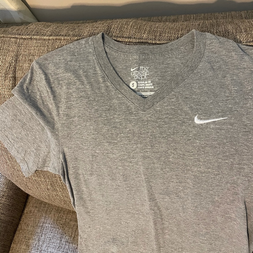 Men’s small gray shirt sleeve Nike v-neck tee